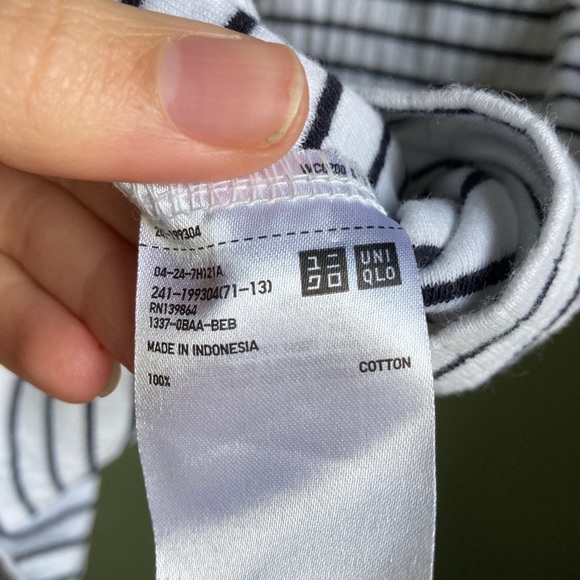 Uniqlo high neck striped t-shirt - Picture 5 of 5